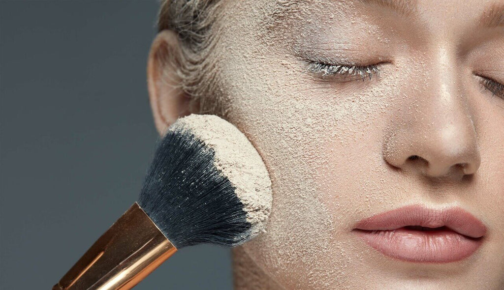 Cómo aplicar el polvo facial en invierno (sin que la piel se reseque)